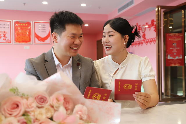 520  结婚登记  民政局  爱情  见证  合影