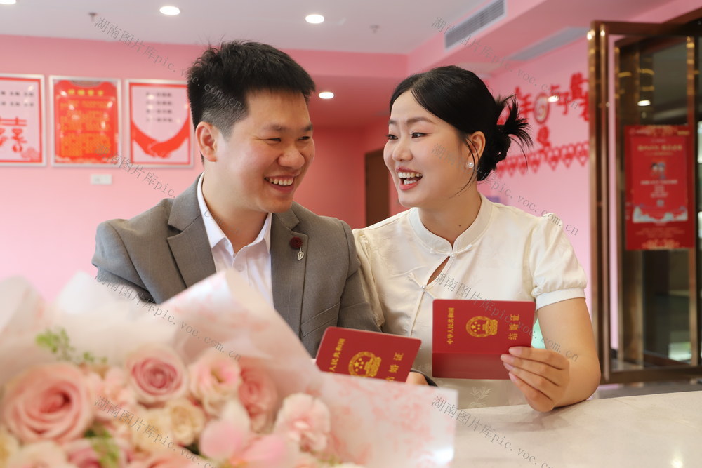 520  结婚登记  民政局  爱情  见证  合影