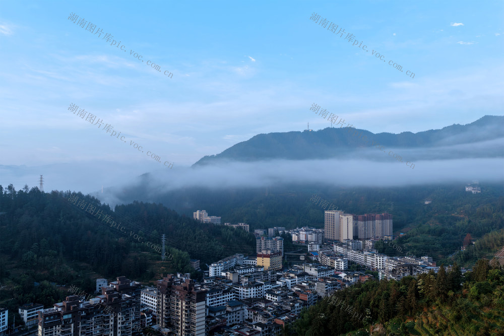 湖南桂东、青山、云浪、清晨、城南、群山、雾霭、晨光、云海、水墨长卷、2026 年 5 月 22 日