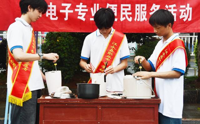  职教师生便民服务进社区