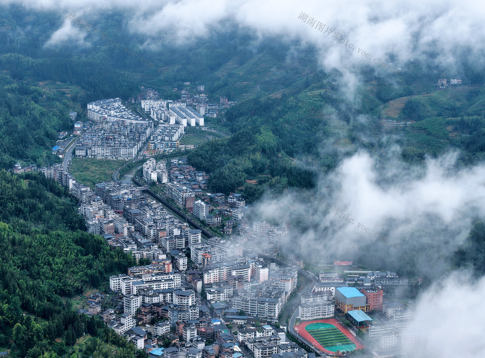 沤菜（移民新村）
早晨
雨后
新农村
晨雾
青山
新楼
山居
