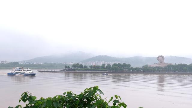  乌云密布，暴雨来袭