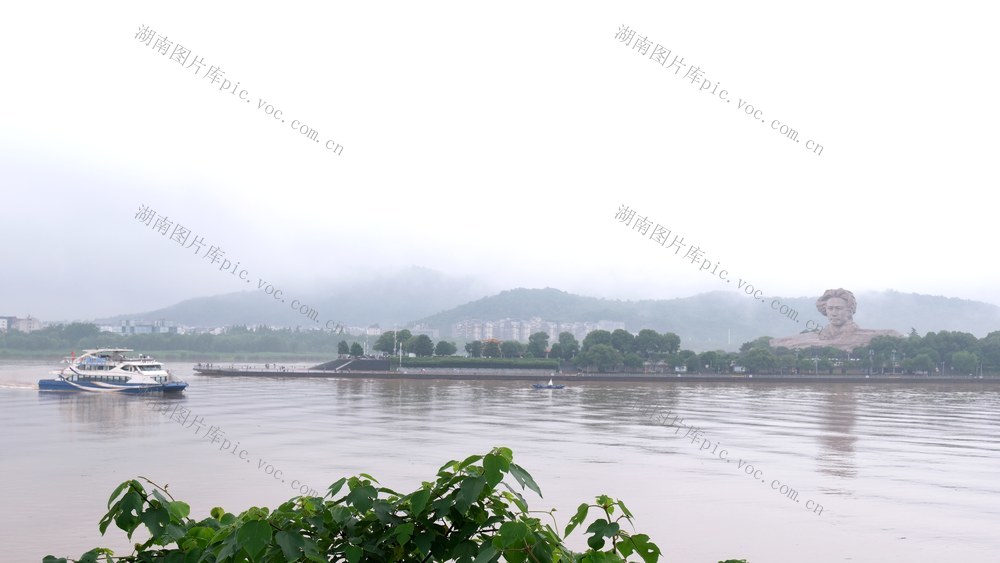  乌云密布，暴雨来袭