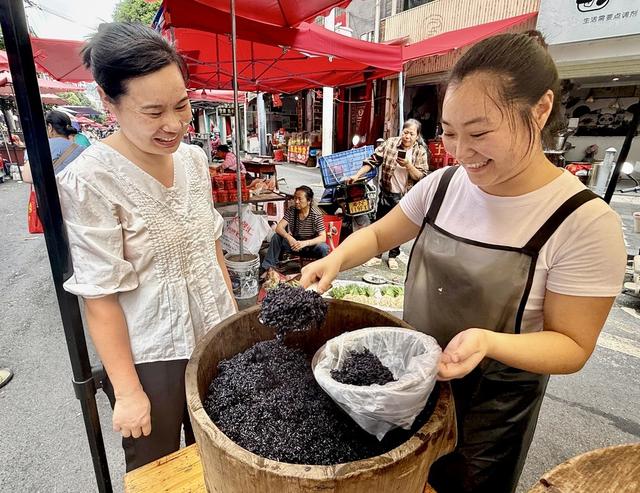 “黑米饭”香飘四溢
