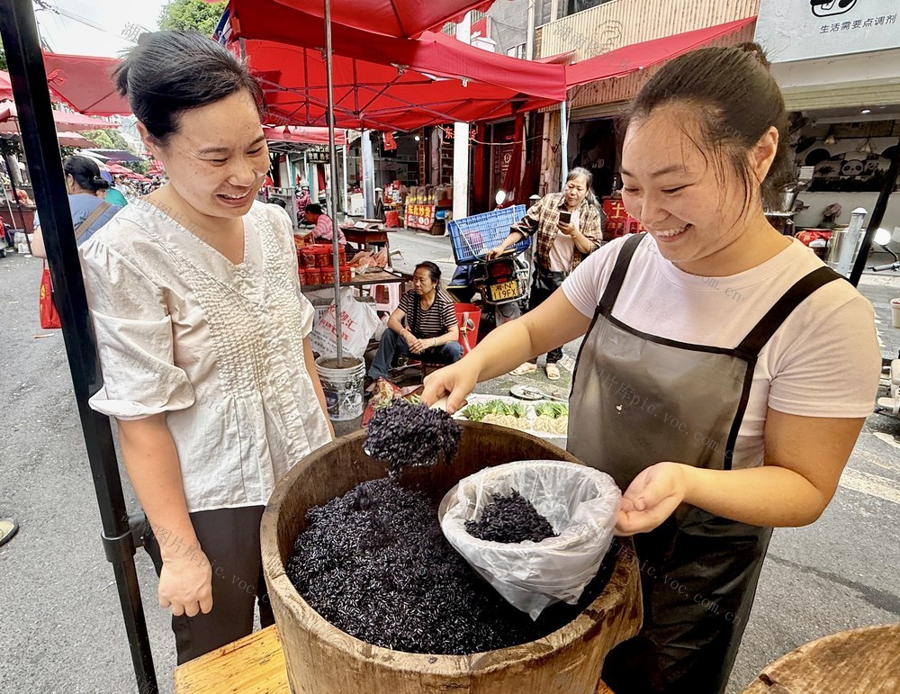 “黑米饭”香飘四溢
