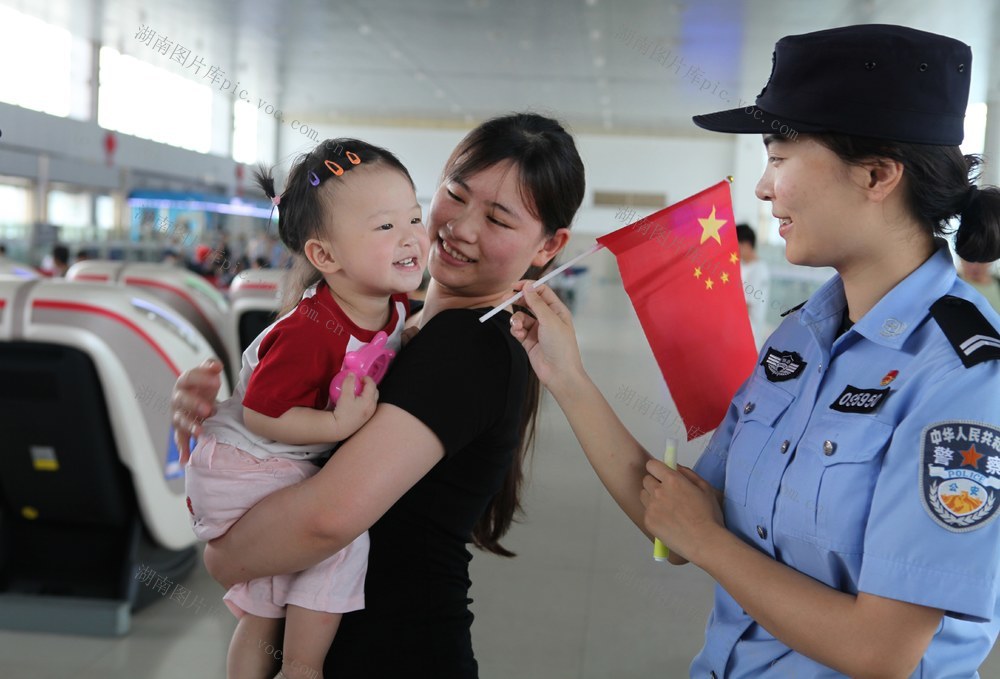 怀铁民警给候车小朋友送红旗共庆六一
