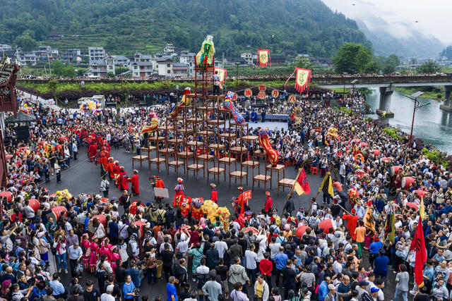 苗族四月八，吉首市苗族同胞在矮寨镇洽比村举行一年一度的苗族节日