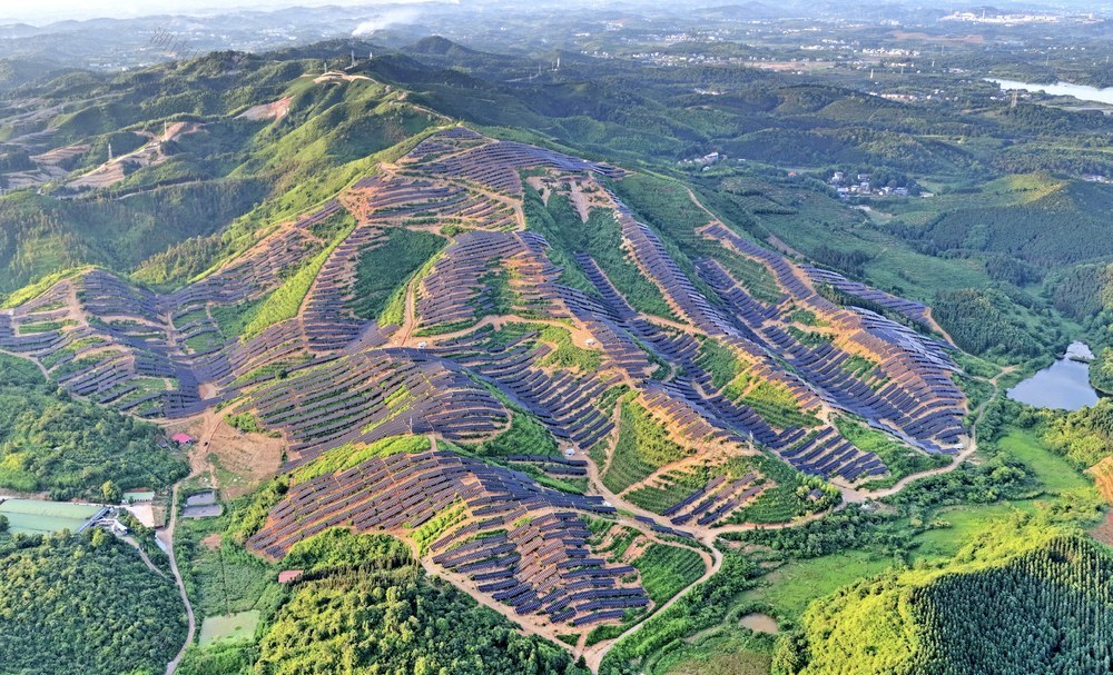 湖南 常宁 光伏发电 山峦 村庄 田园 夕阳