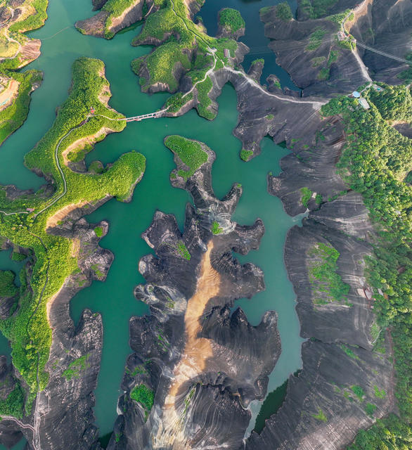 丹霞   高椅岭  生态画卷  航拍  湖南  郴州  高椅岭  丹霞   湖水  山间  地貌  景区 
  生态保护  文旅  自然地质资源  湘南地区  旅游名片 