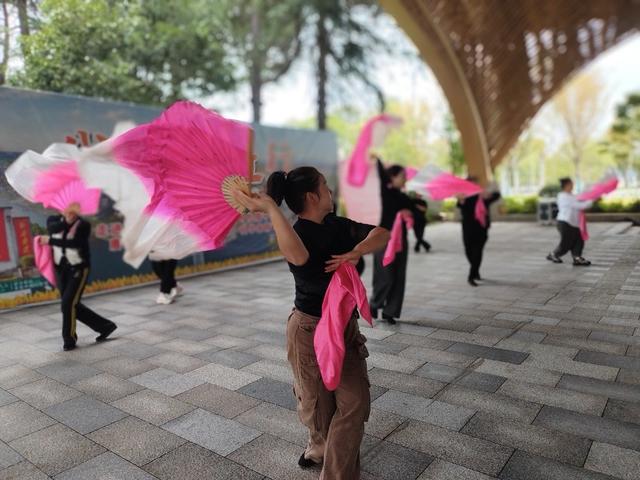 袁隆平院士逝世五周年纪念日 
安江杂交水稻发源地博物馆
生活安稳美满
群众艺术活动
周末休闲
纪念
愿天下人都有饱饭吃