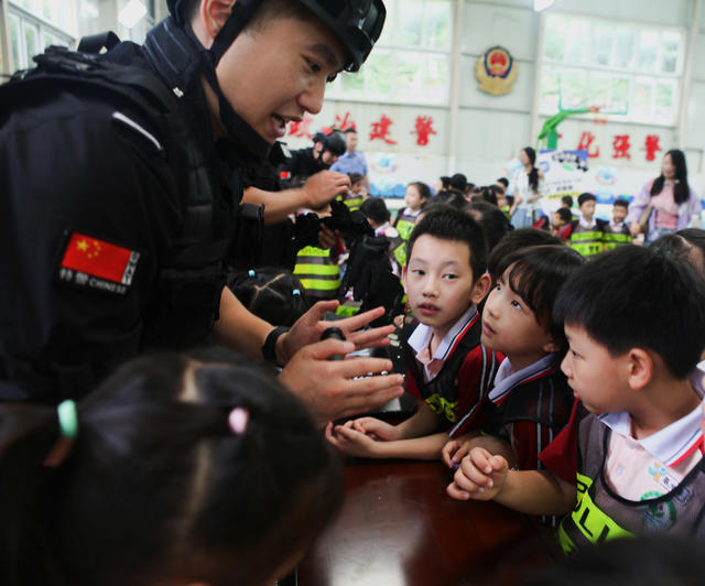 怀铁警营走进一批“小警察”