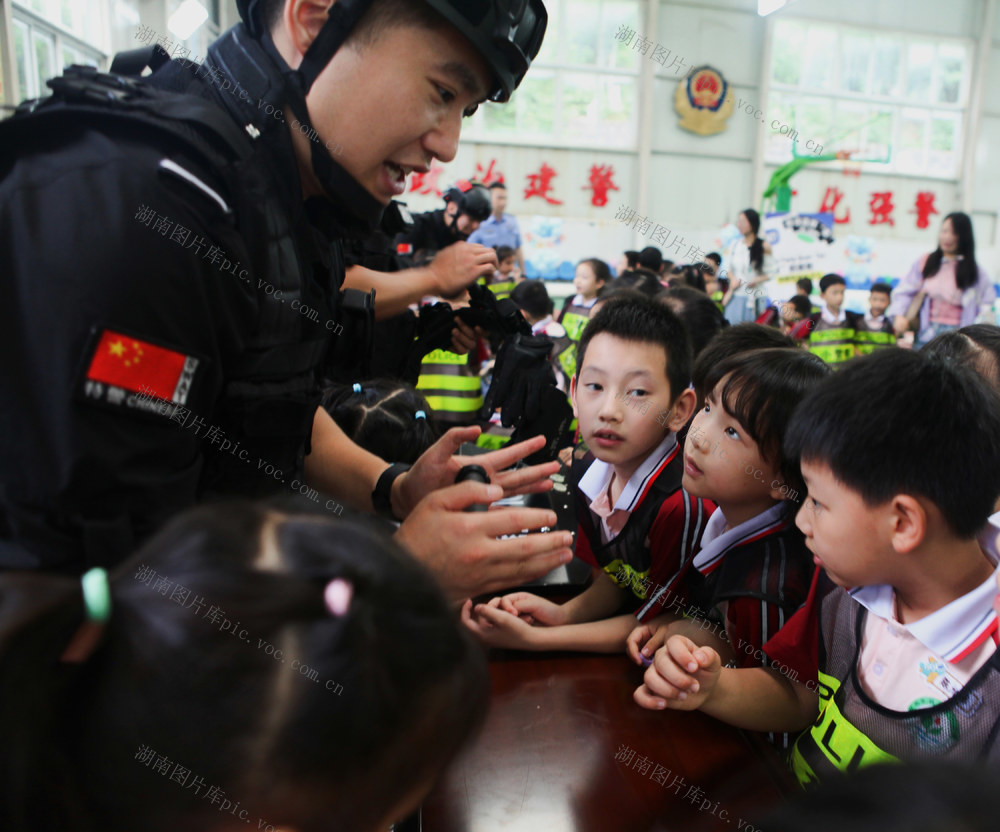 怀铁警营走进一批“小警察”