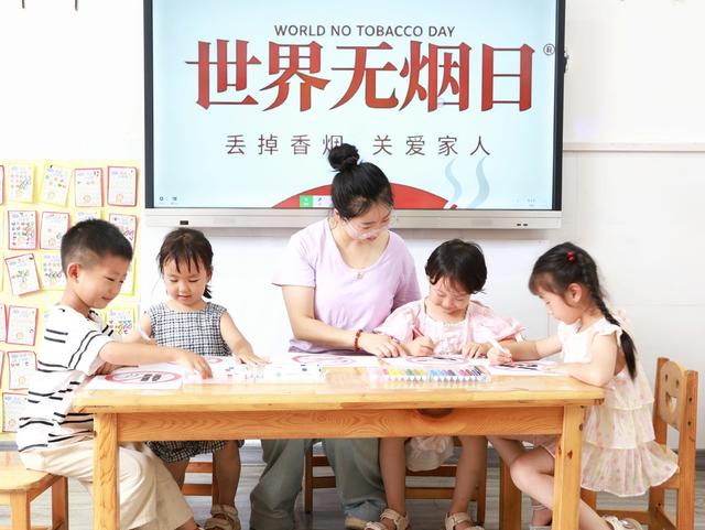  “世界无烟日”宣传进校园