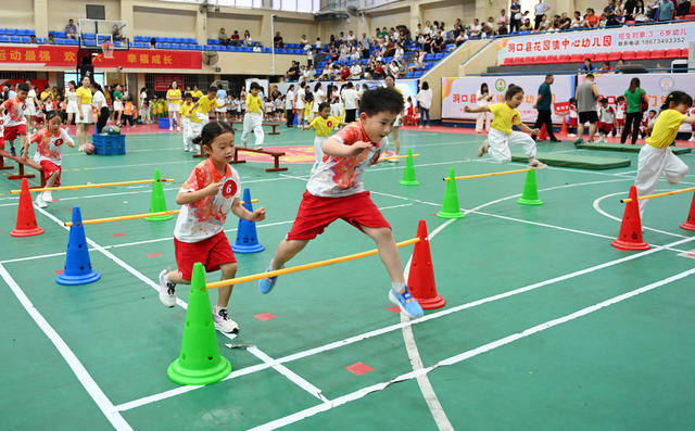 体能 运动 训练 幼儿 幼儿园 体质 健康  快乐 环境 挑战 运球 跨栏  体育