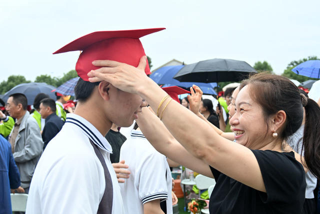 高中生  成人典礼  成人帽  宪法  公民  权利  责任