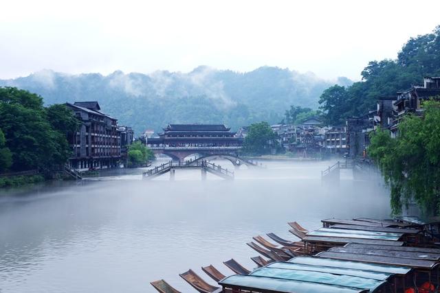   夏雨 湘西 凤凰古城  薄雾笼罩水墨画卷
