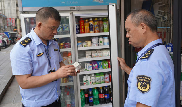 隆回全力护航高考（图）

 

    6月5日，市监执法人员在湖南省隆回县一中高考考点周边检查食品饮料。连日来，该县教育、公安、环保、市监、卫健、科工信、电力、气象、纪检等多部门联合行动，对该县高考考点周边环境进行清理排查，全力为高考“护航”。