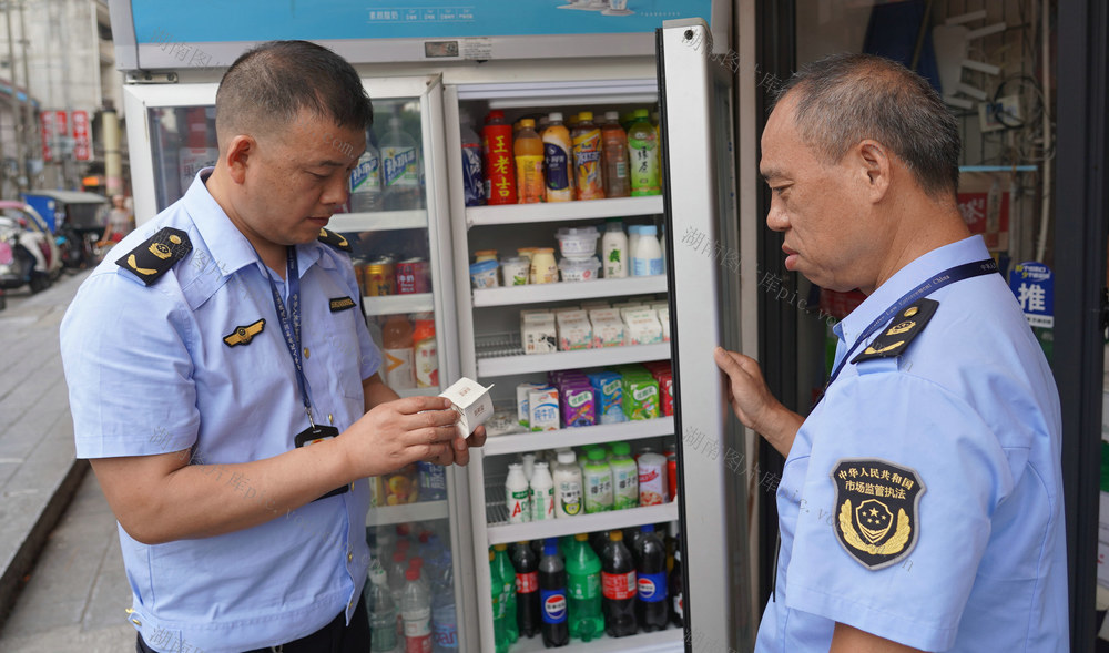 隆回全力护航高考（图）

 

    6月5日，市监执法人员在湖南省隆回县一中高考考点周边检查食品饮料。连日来，该县教育、公安、环保、市监、卫健、科工信、电力、气象、纪检等多部门联合行动，对该县高考考点周边环境进行清理排查，全力为高考“护航”。