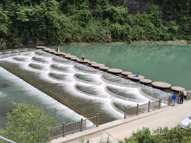 清澈的 涂乍河 绿绿的河水