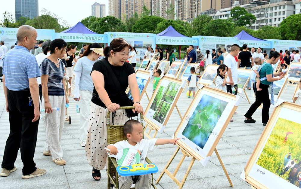 ​环境 生态 摄影 展览 参观 环境日 图片 群众 画卷 广场 视觉  绿色