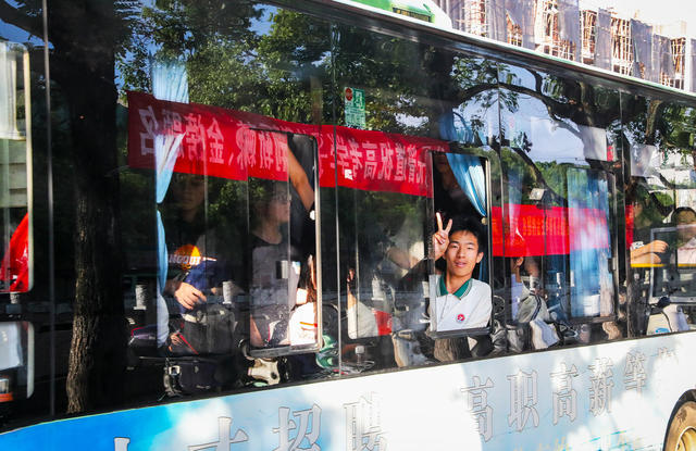 考生  熟悉  考场  迎接  高考