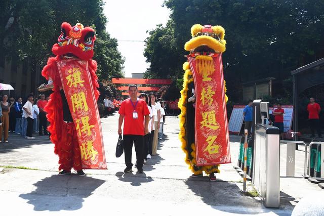 舞狮壮行  迎战高考