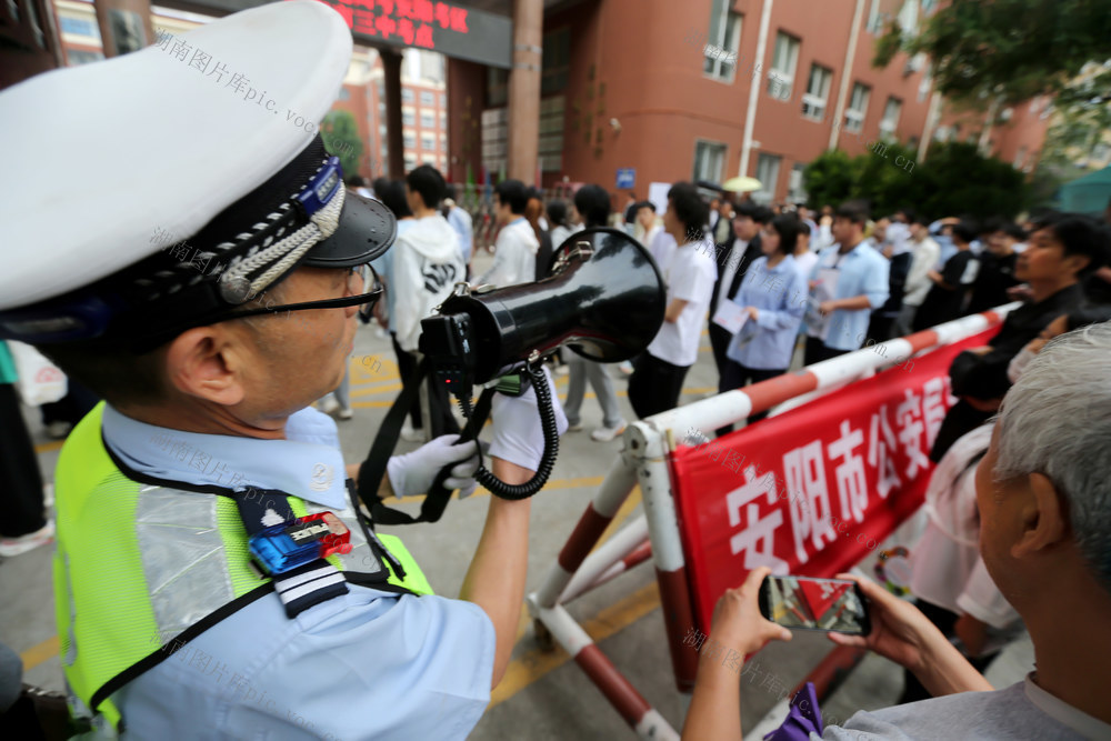 高考，考生，考点，考场，公安，民警，交警，准考证，身份证，文具盒，身份核验，疏导交通、管控噪音