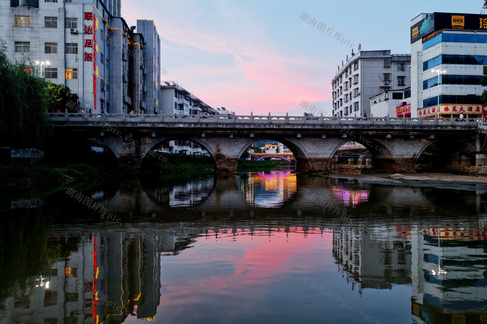 、山城、湘南、沤江
地标：九曲桥、石拱桥、亭台
傍晚、暮色、黄昏、向晚
粉霞、灯影、波光、倒影、流金
温柔、静谧、烟火、诗意、治愈
