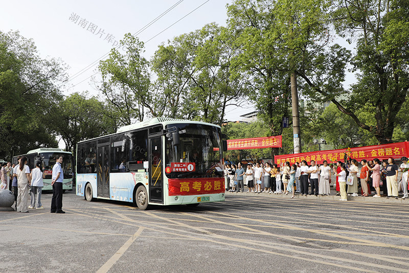 湖南新田：2026年高考启幕 考生有序走进考场