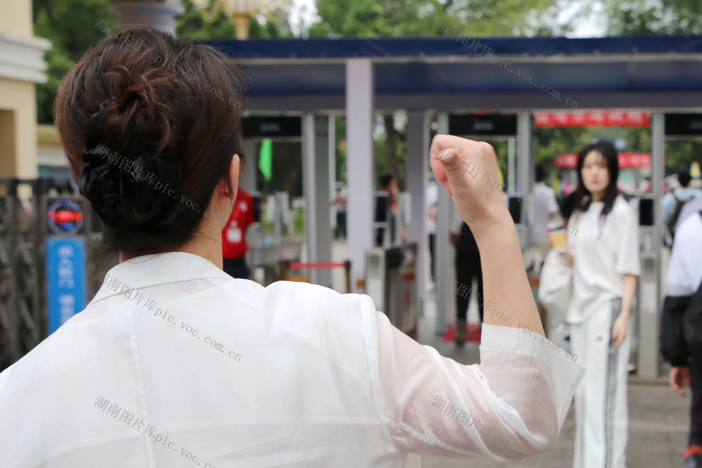 2026年全国高考第一天 母亲 女儿 考点入口 为女儿点赞加油 没穿旗袍 没送向日葵 一个最美点赞彰显母性的力量