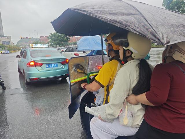 高考  首日  凤凰县 细雨绵绵 赶考路上 