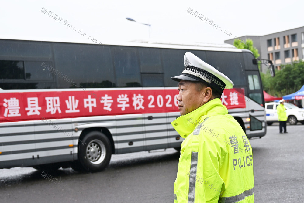 高考  雨  警察  市民  防雨服  雨伞