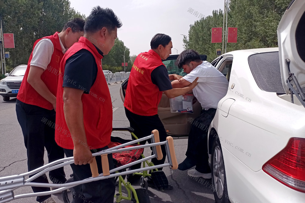 高考，考生，考点，考场，公安，民警，交警，鲜花，家长，轮椅，受伤，搀扶，志愿者，雷锋车队，爱心送考，二类试卷地区