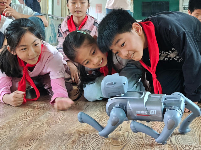 科普  科技  机器狗  机器人  模型  科创  绘画  校园  科学  学生  青少年  