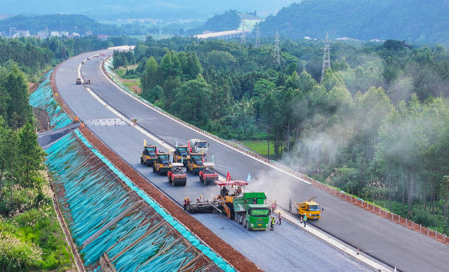 高速  公路  高温  建设  桂新高速