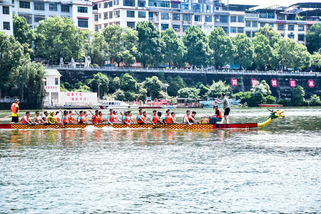 挥桨砺剑战端午