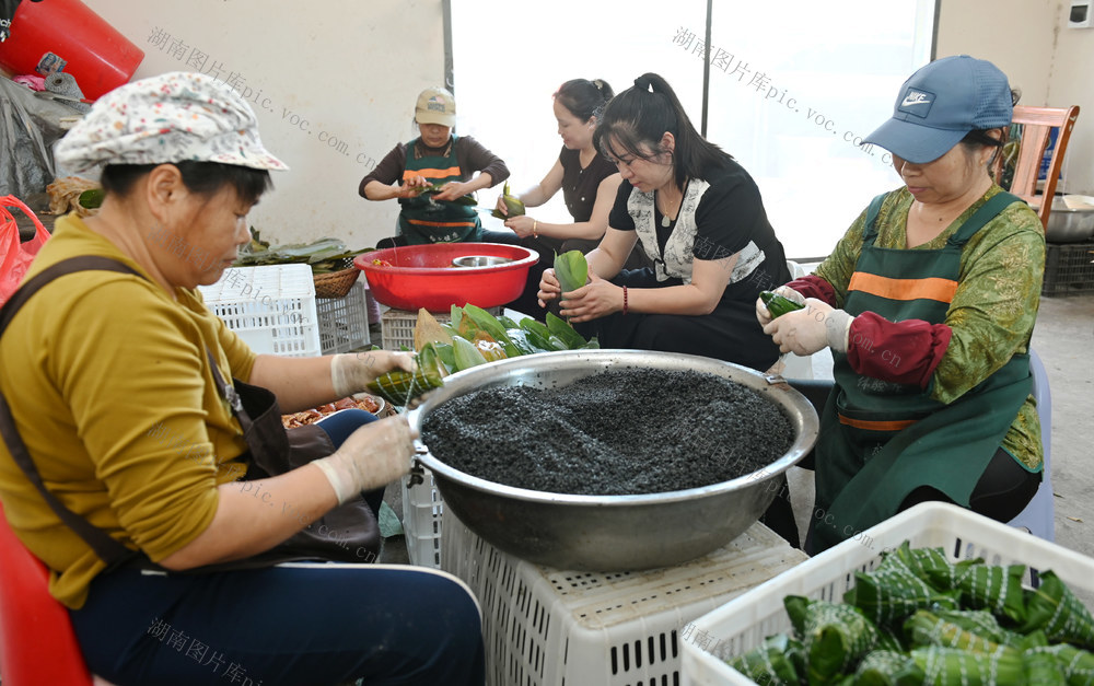 包粽子 迎端午 端午 民俗 传统 传统文化 文化 农村 村民 民间 风情 糯米 粽叶