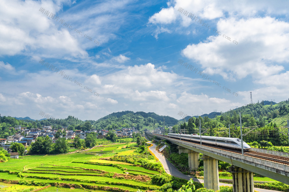 高铁疾驰   青山村庄   田园沃野