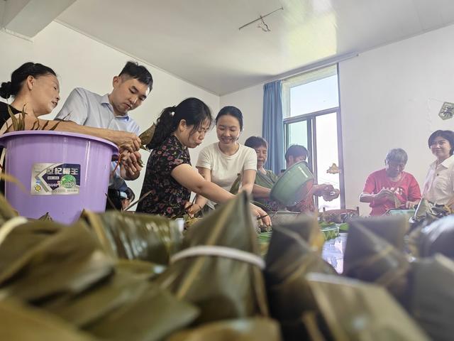 资兴市 迎端午 包粽子
