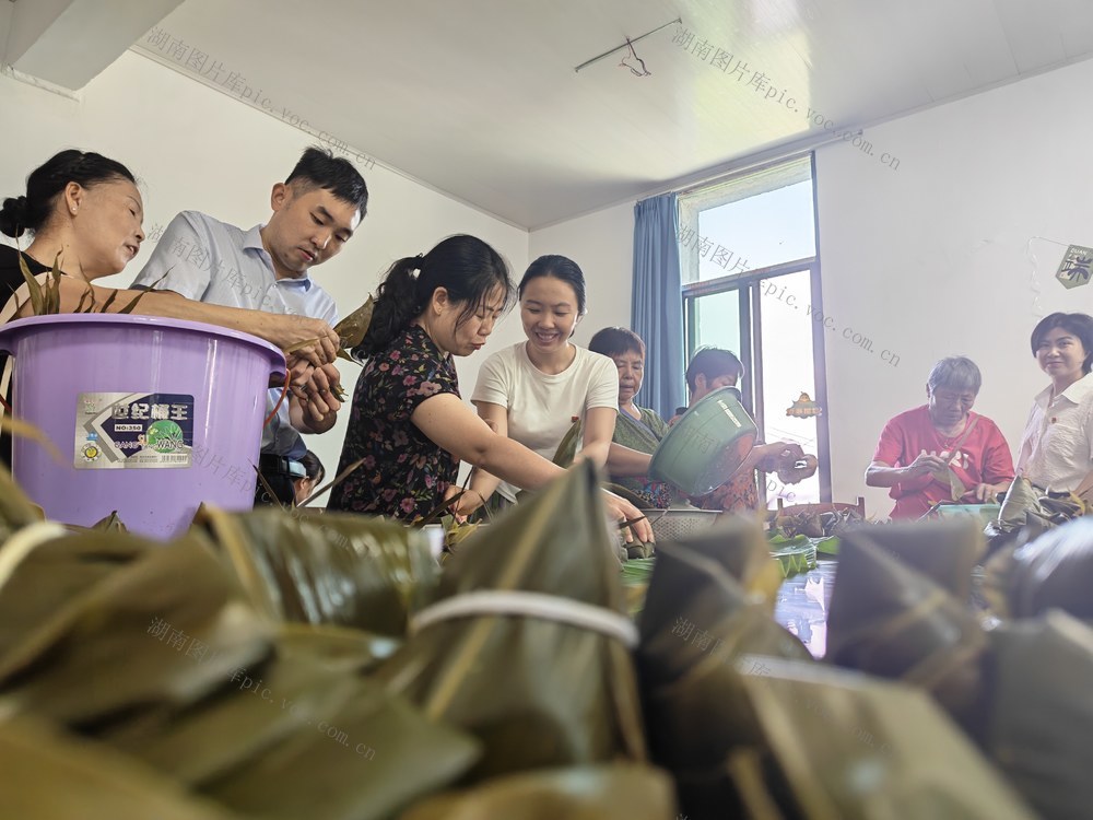 资兴市 迎端午 包粽子