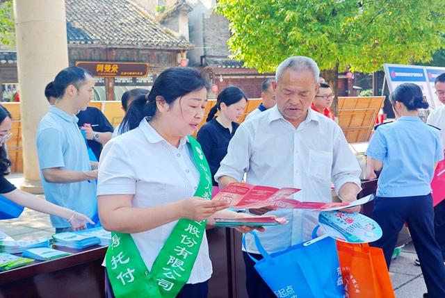 凤凰 节能新起点  低碳向未来  宣传 古城  从文广场  市民 游客  节能降碳 
