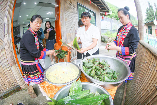 郴州  宜章县  莽山瑶族乡 
 西岭村  传统服饰  瑶族群众  民俗   粽子  糯米  饮食文化  民俗风情  端午佳节  