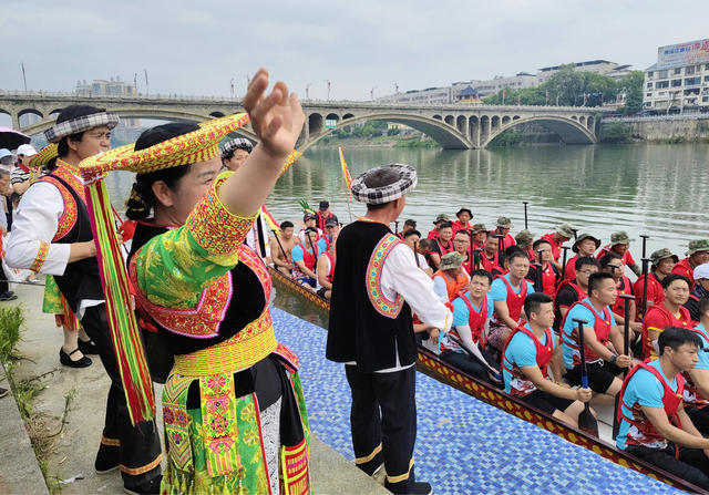 6月18日，隆回县花瑶人用当地呜哇山歌助力龙舟队训练。祝福龙舟队在全市龙舟赛中取得好成绩。