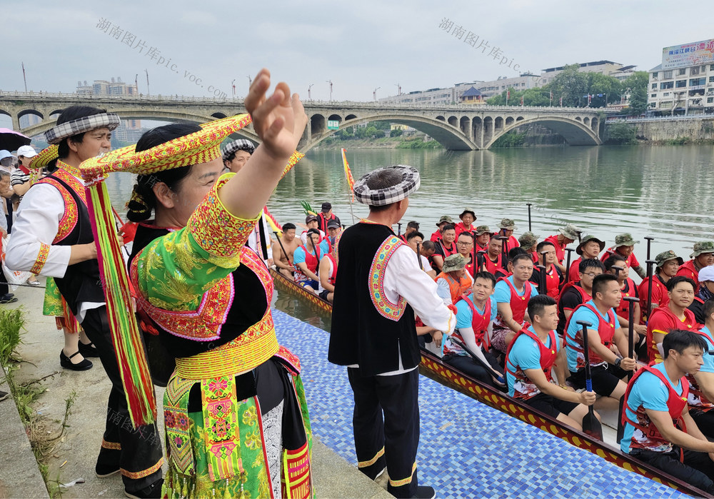 6月18日，隆回县花瑶人用当地呜哇山歌助力龙舟队训练。祝福龙舟队在全市龙舟赛中取得好成绩。