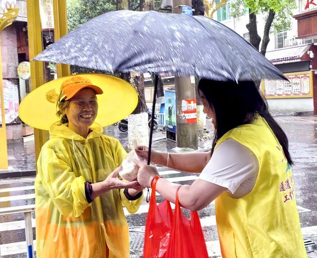 温暖在暴雨中传递
