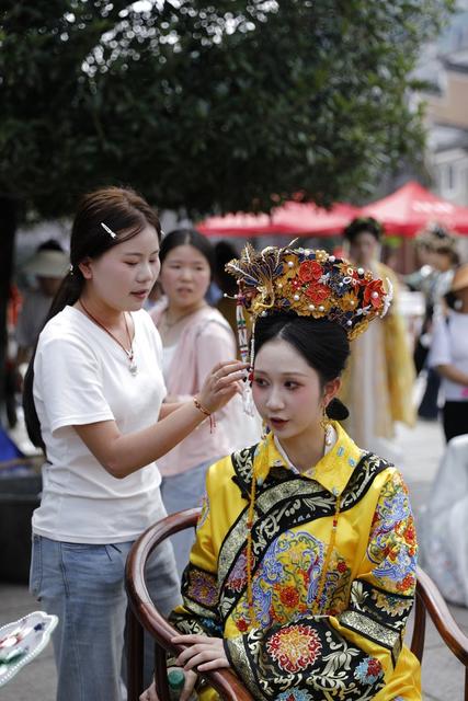 凤凰  职业中专学校  美容美发  化妆专业 技能大赛  文化广场  学生  以发为笔 
 以妆为画  市民  游客 
