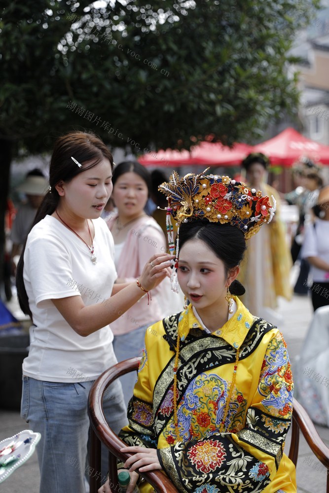 凤凰  职业中专学校  美容美发  化妆专业 技能大赛  文化广场  学生  以发为笔 
 以妆为画  市民  游客 