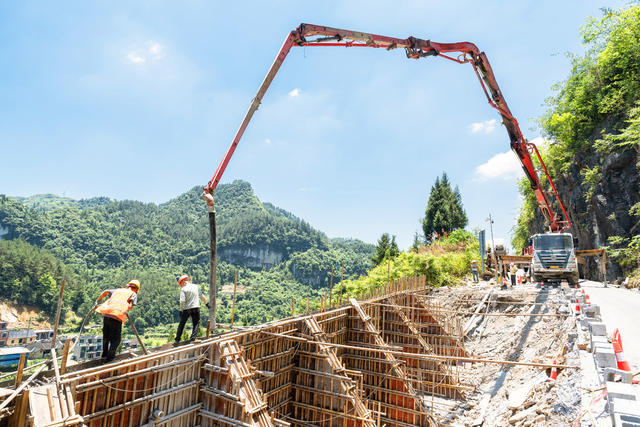 高温抢修保畅通    凤凰县S256线乌巢河路段出现垮塌