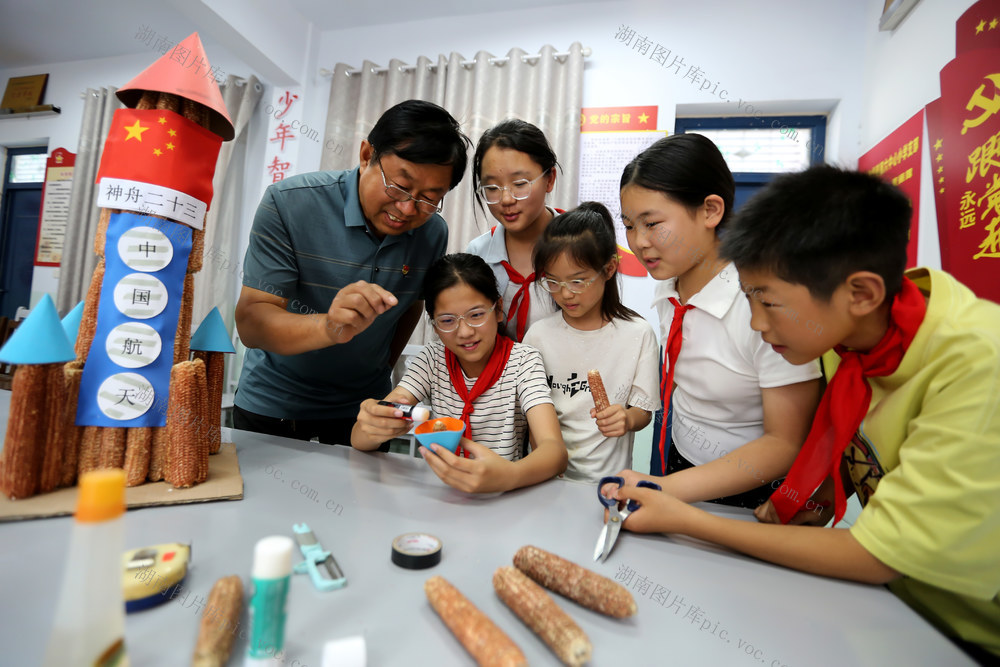 火箭，玉米芯，航天器，整流罩，小学生，宇宙飞船，航天奥秘，社团活动，手工制作，特色实践，劳动教育 
