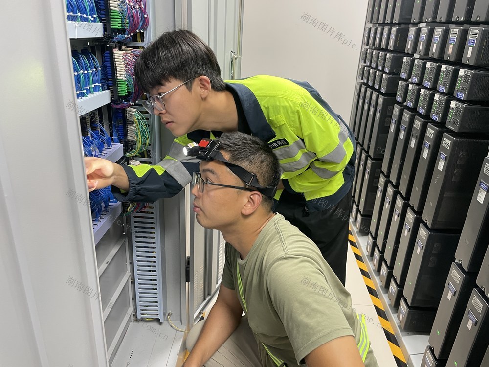 挑灯夜战保暑运安全